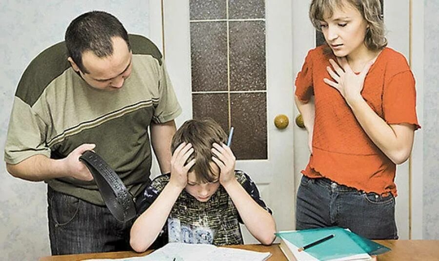 Наказать сына за двойку. Ремнём по попе детей. Наказать сына за двойку. Наказание детей за плохие оценки. Карикатура ремень.