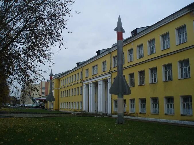Ракетное училище сайт. Ракетное училище ярославль. явзрку здание. тверское ракетное военное училище.