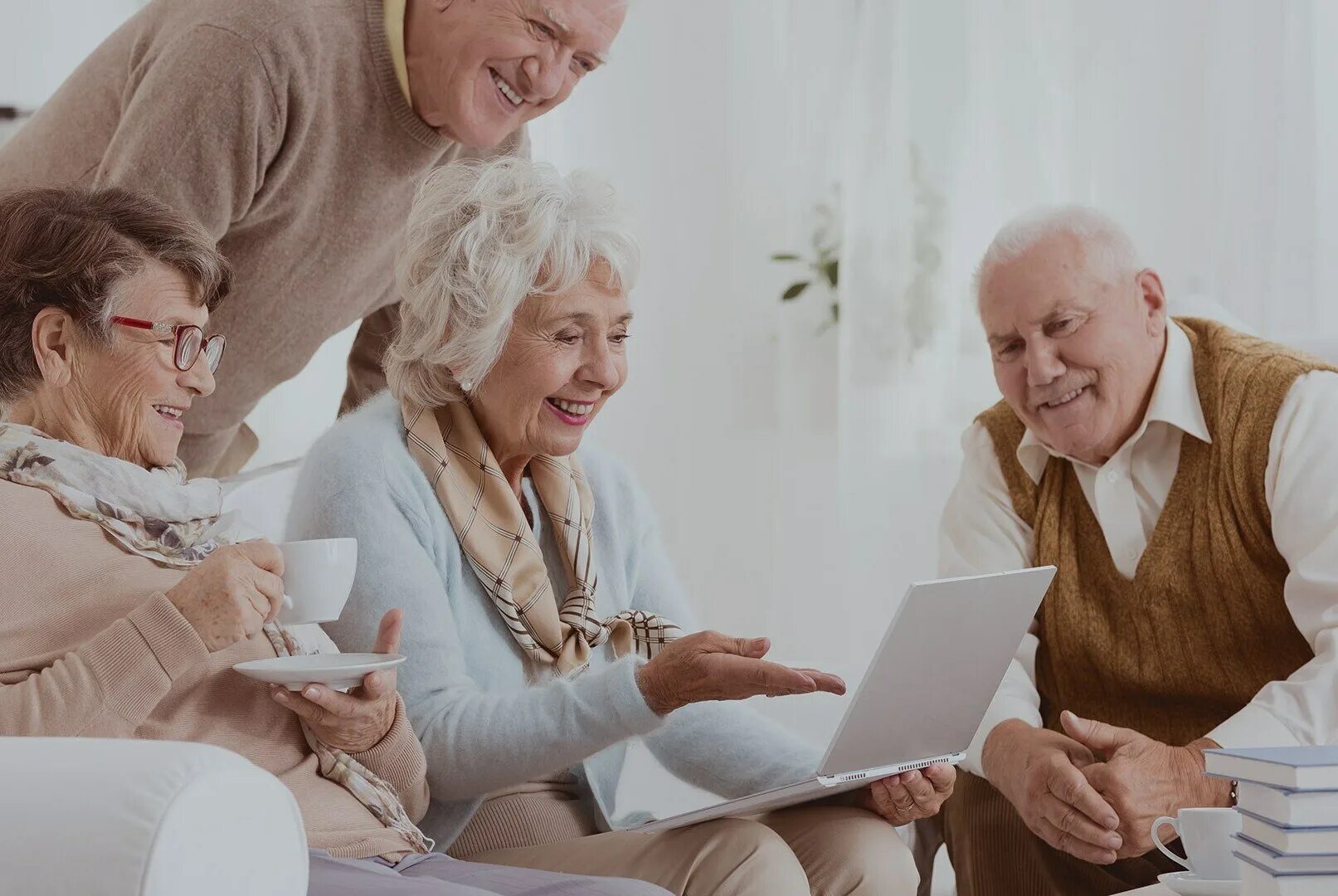 Положение старость. Пожилые люди. Счастливые пенсионеры. Счастливые пожилые люди. Общение с пожилыми людьми.