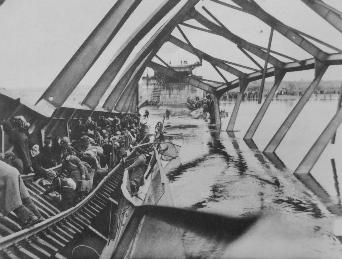 Операция маркет гарден мост. Т 34 85 калининградская область. Т 34 85 калининградская область. Мост про войну. Мост про войну.