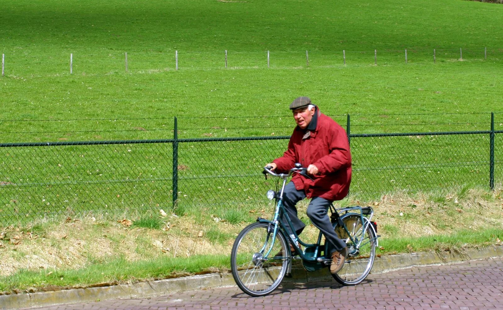 дедушка на велосипеде. дедушка на велосипеде. старик на велосипеде. старик на велосипеде. велосипед для внука.
