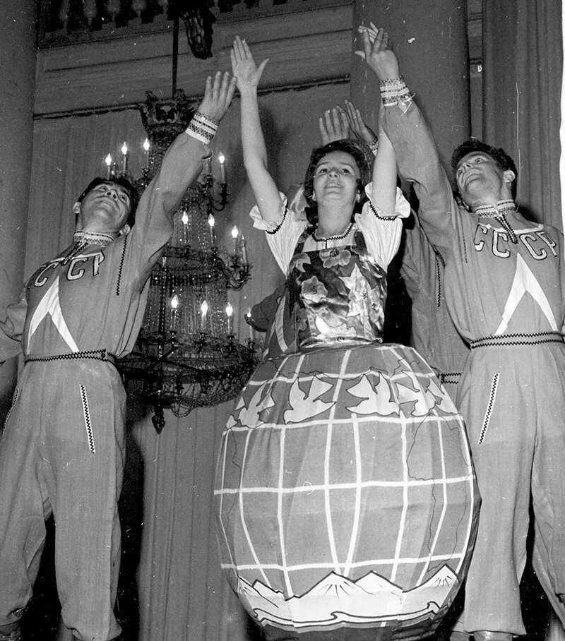 6 фестиваль москва 1957. Vi всемирный фестиваль молодёжи и студентов в москве 1957 года. 1957 год фестиваль молодежи и студентов в москве. Фестиваль дружбы народов 1957. Всемирный фестиваль молодёжи и студентов 1957.