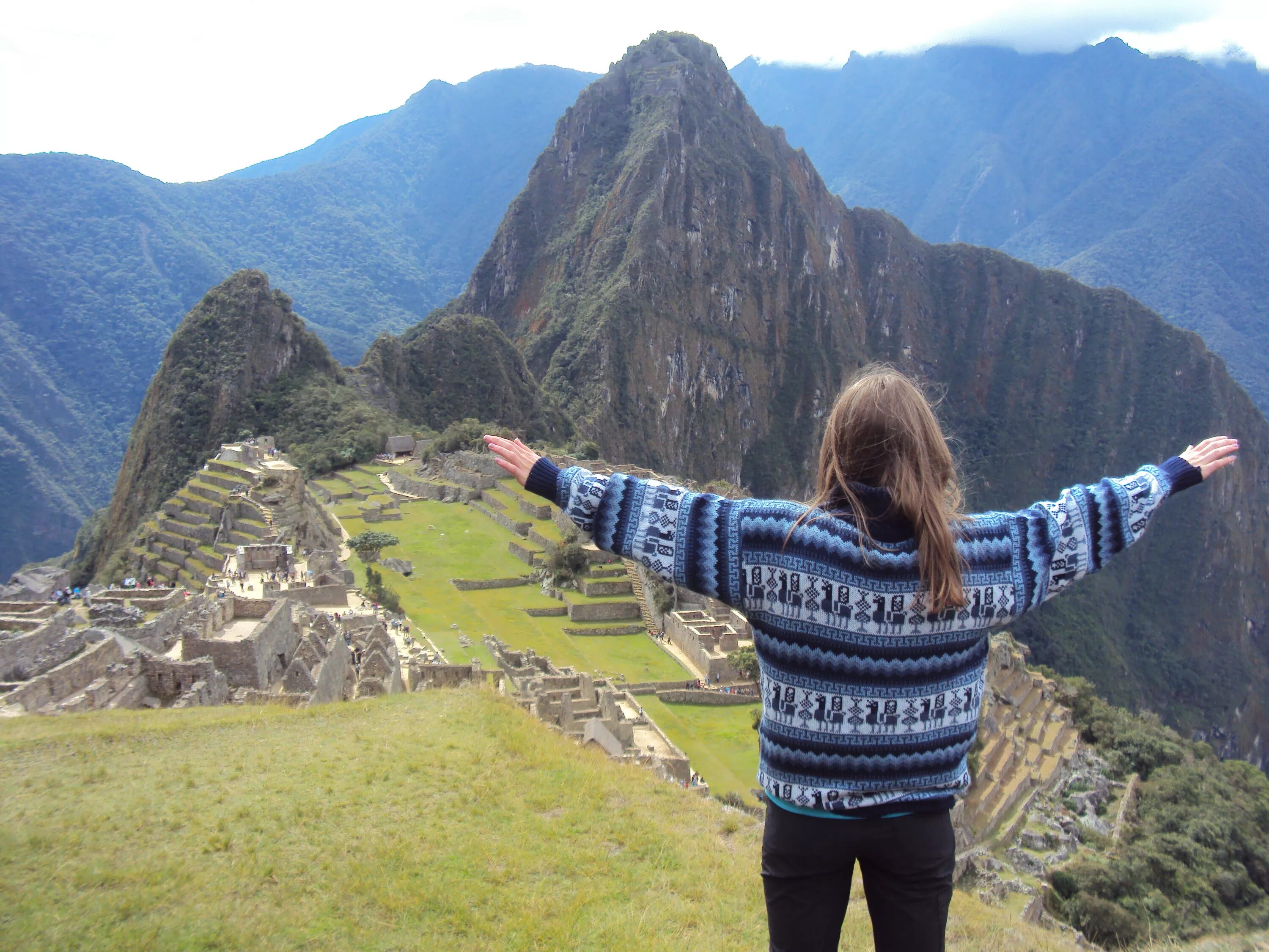 Travel with different. Студенты туристы. Девушка с рюкзаком. Туристы в городе. Путешествие с детьми.