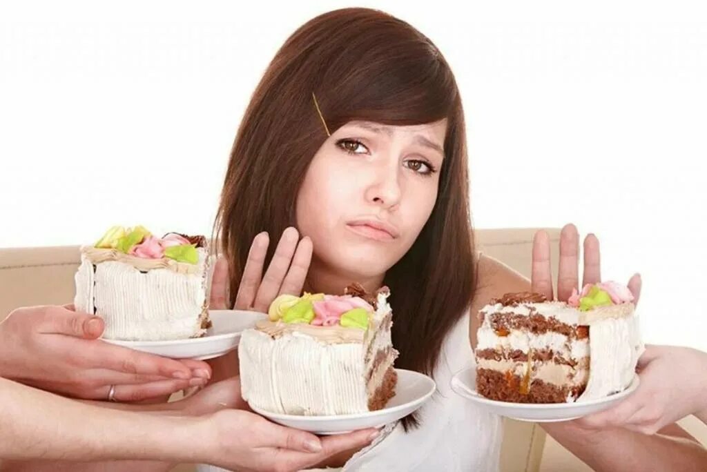 Поедание торта. Девушка и сладкое. Человек ест сладкое. Человек ест торт.