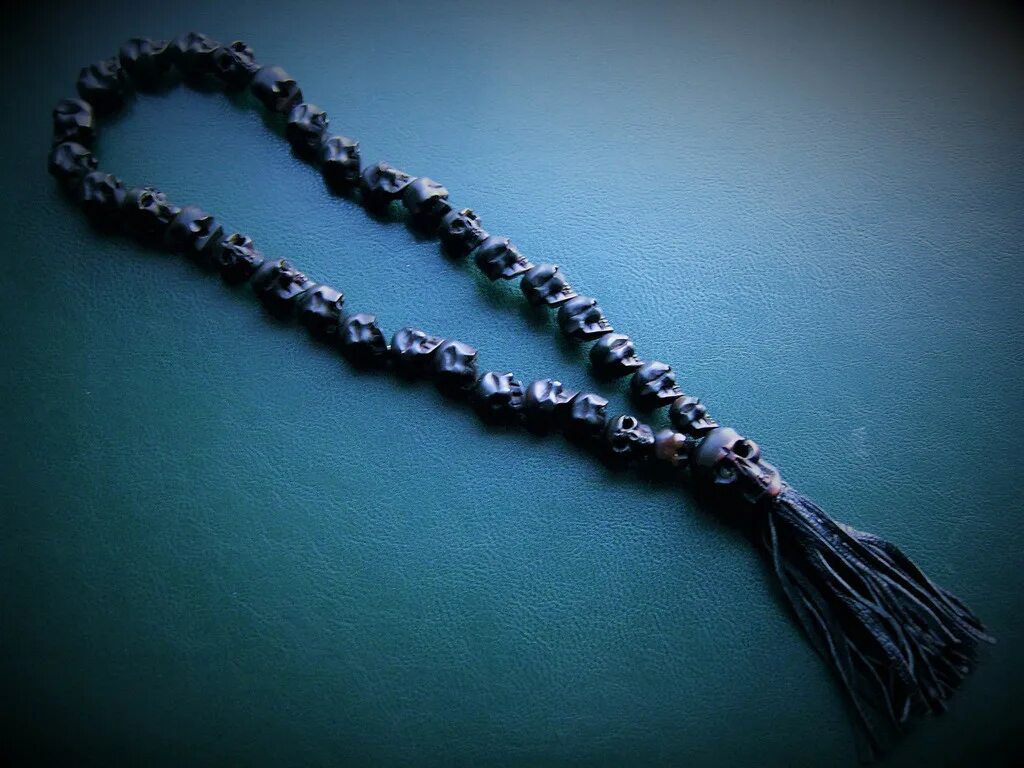 Четки работа. Чётки переборные из бильярдного шара. Четки ручной работы. Щеткие тюремные черепа. Чётки перекидные из эбонита.