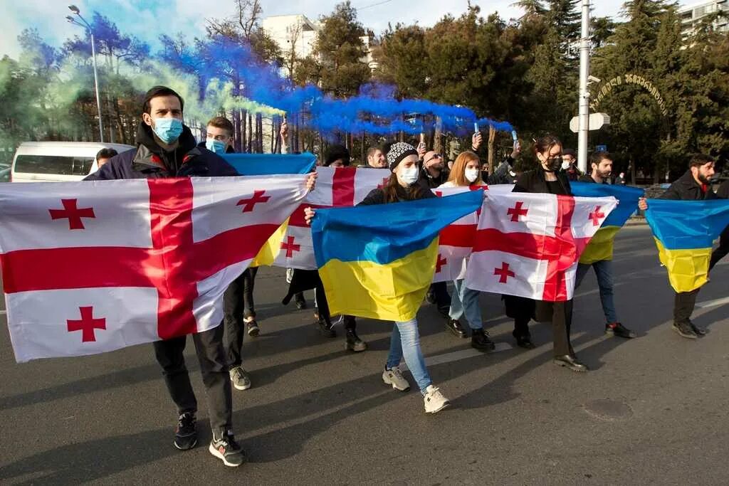 Запад хочет войны. Флаг Украины и Грузии. Грузия и Украина. Россия Украина Грузия. Грузины на Украине.