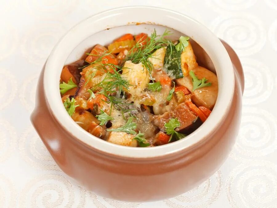 Грибы с картошкой тушеные в горшочке. Тушеное мясо в горшочке. тушеная картошка в горшочках. жаркое из свинины в горшочках. индейка с овощами в горшочке.