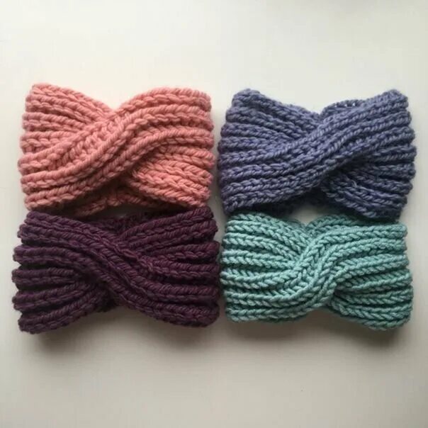 повязка на голову вязаная. полоска на голову спицами. вязаная повязка перехлест. повязка на голову спицами с перехлестом. вязаная повязка перехлест.