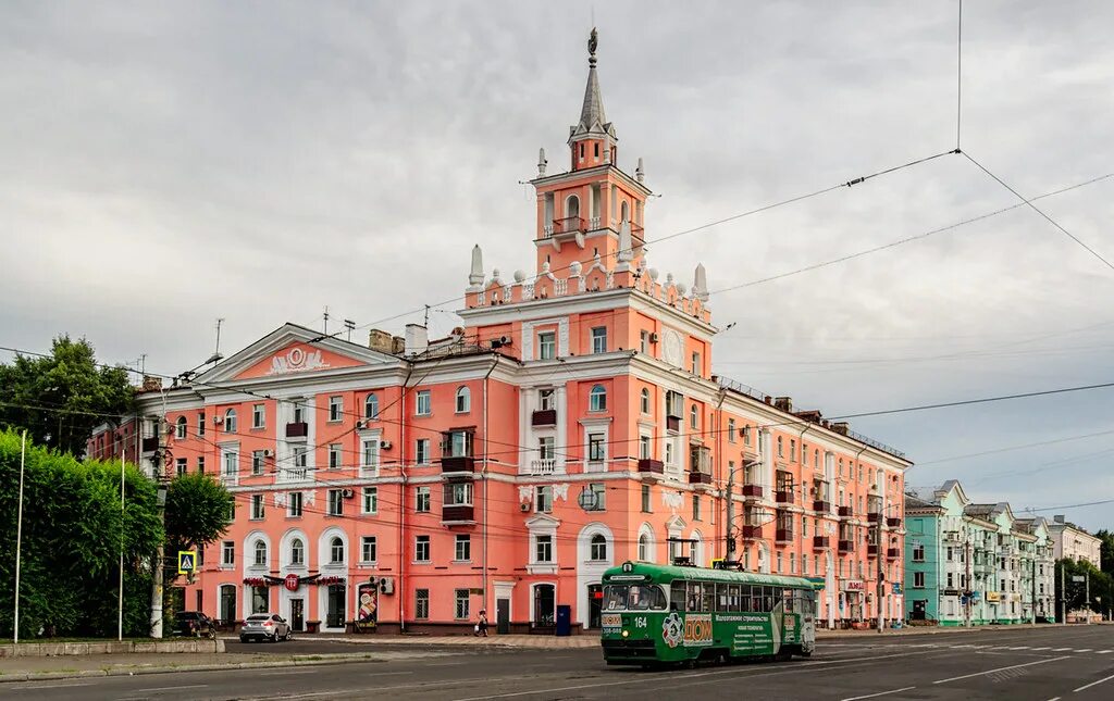 Цмк комсомольск на амуре. Комсомольск на Амуре. Дом со шпилем Комсомольск на Амуре. Комсомольск-на-Амуре Хабаровский край. Архитектура Хабаровского края Комсомольс на Амур.