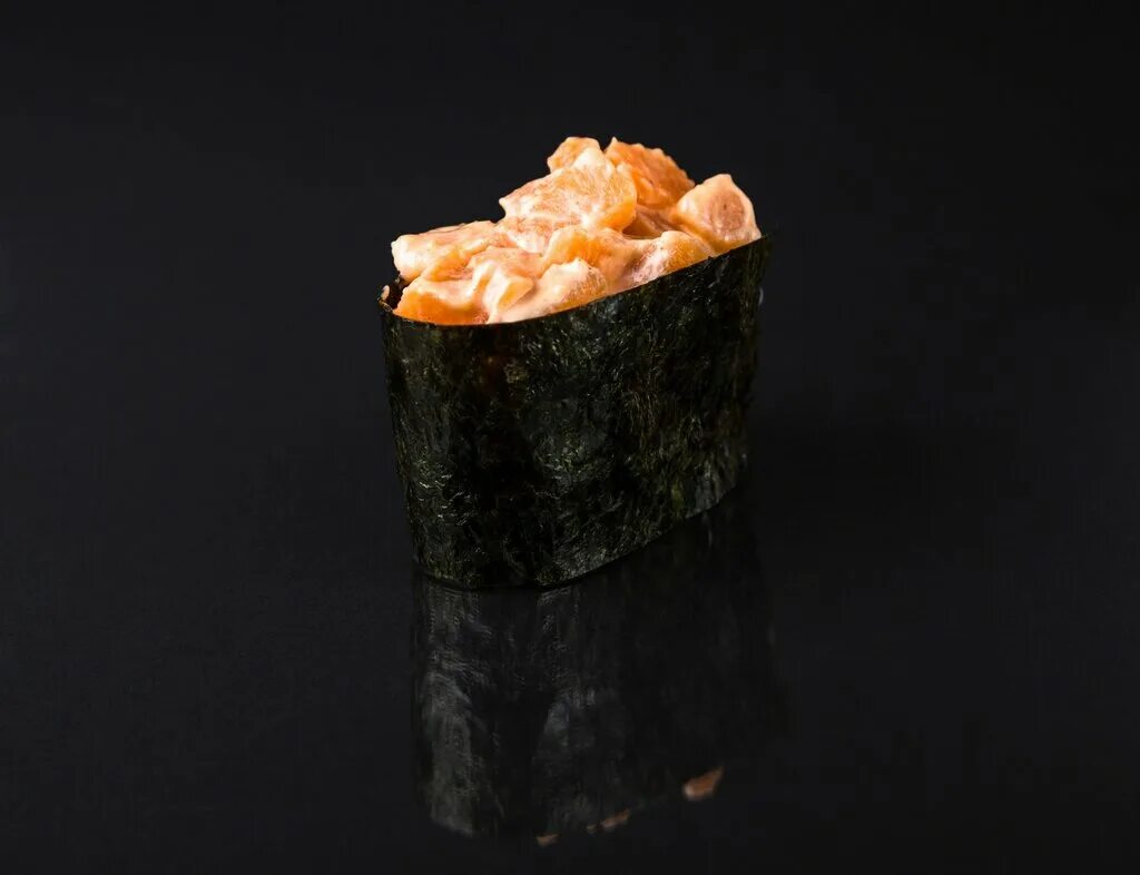 острый лосось. ролл "острый лосось". гунканы сяке. гункан бешеный лосось. гунканы спайси лососем.