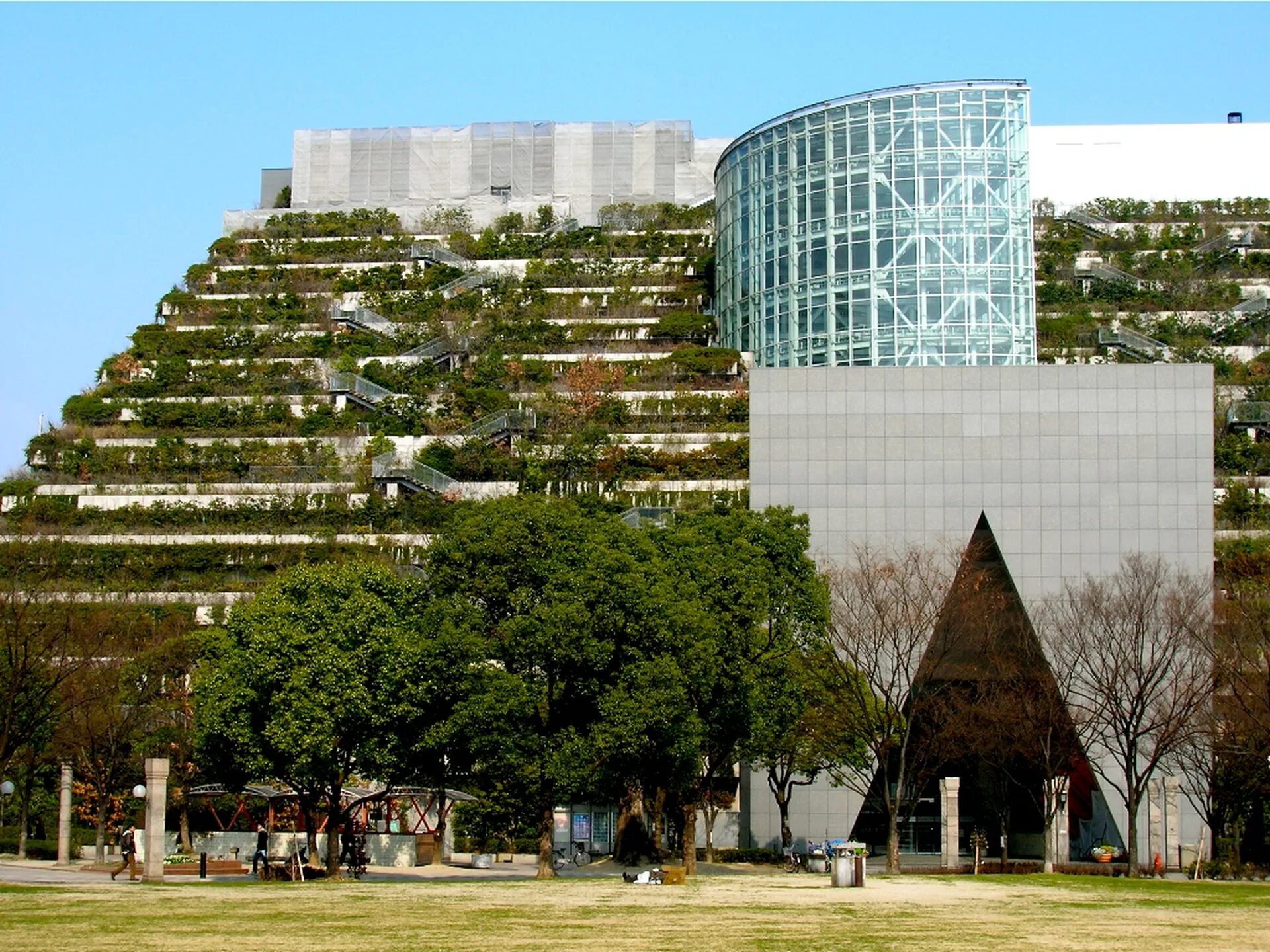 Культурный центр японии. Культурный центр acros (фукуока, япония). fukuoka prefectural international hall, япония. культурный центр acros (эмилио амбаш, япония). fukuoka prefectural international hall, япония. архитектор - emilio ambasz.