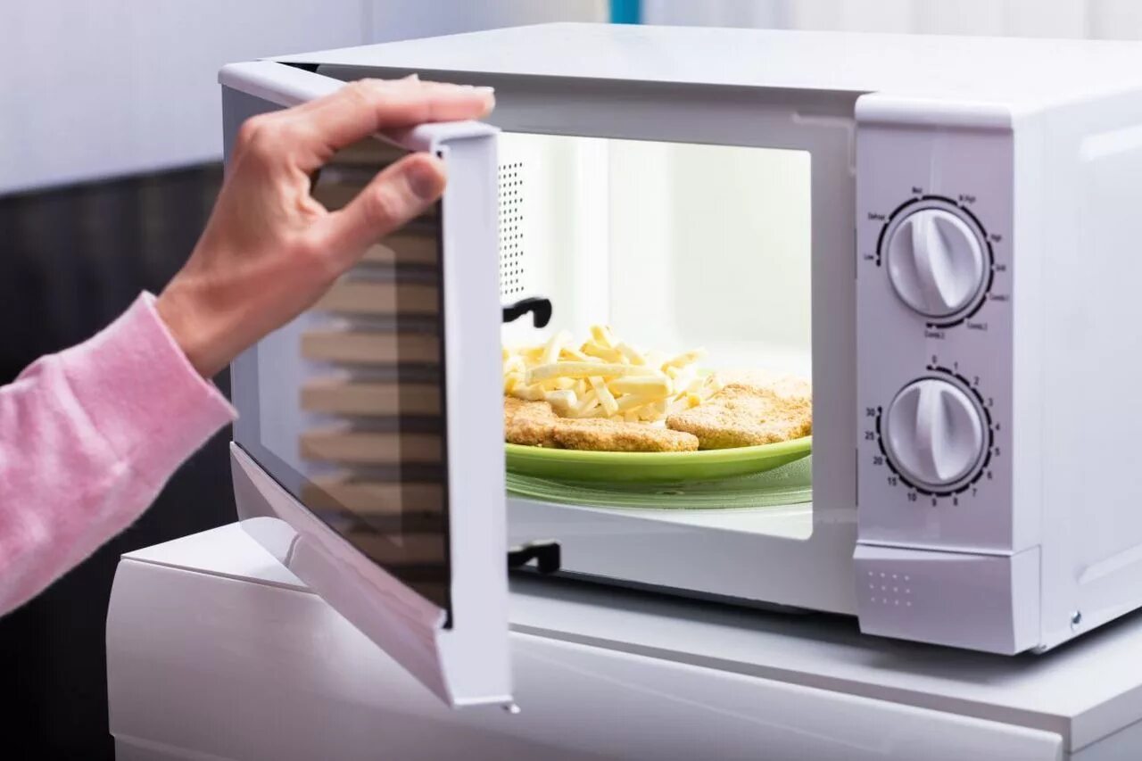 Почему микроволновка стала. Микроволновая печь. Микроволновка с едой. Микроволновая печь с едой. Микроволновая печь с продуктами.