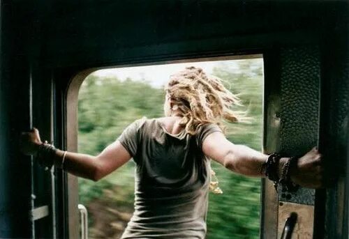 Поезд уезжает. Силуэт окне поезда. Опоздал на поезд. Объятия после разлуки. Если парень уезжает.