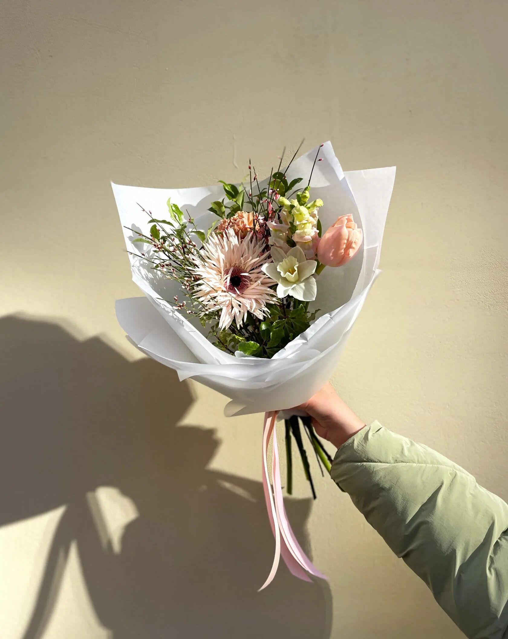 Мини букет из цветов. Букет комплимент из цветов. Доставка цветов ярославль. Мини букеты. Маленький букет.