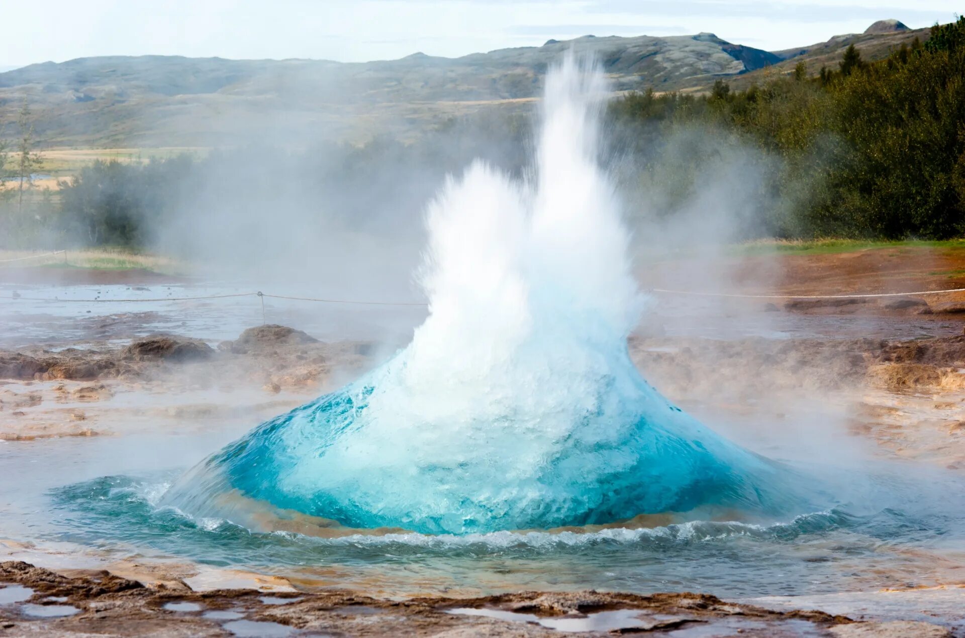 Geothermal energy. Геотермальные источники Исландии. Геотермальная энергия в Исландии. Энергия тепла земли (геотермальная энергия). Геотермальная Энергетика гейзеры.