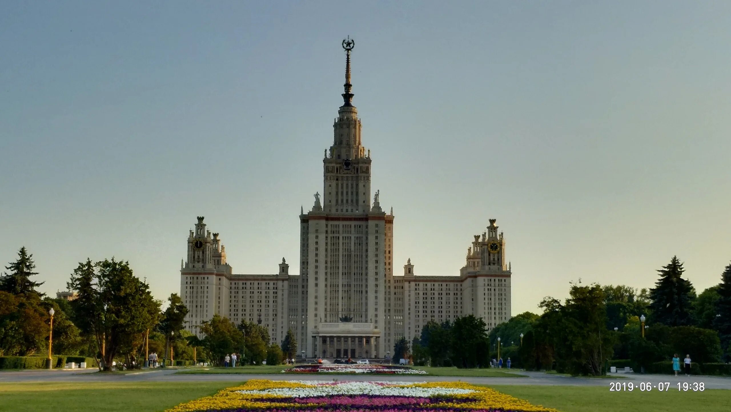 Мгу света. Московский университет высотка. Главное здание МГУ им. м.в. Ломоносова Архитектор. Сталинки МГУ. Московский государственный университет им. и.в. Сталина.