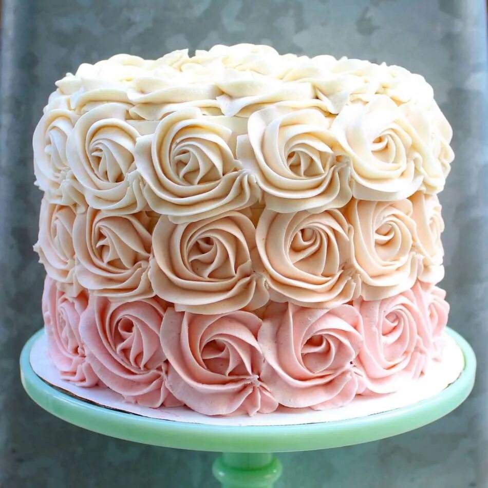 Украшение торта кремовыми розами. Украшение торта розочками из крема. Торт с розами из крема. Украшение торта розами из крема. Простой белковый крем