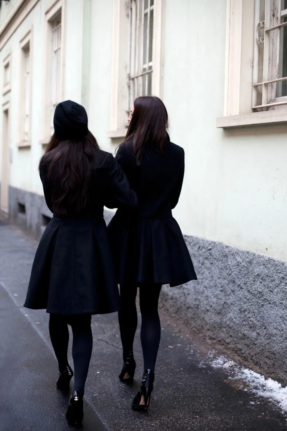Пошли подруга. Подруги. Две девушки в черных платьях. Подруги со спины. Две девушки в пальто.