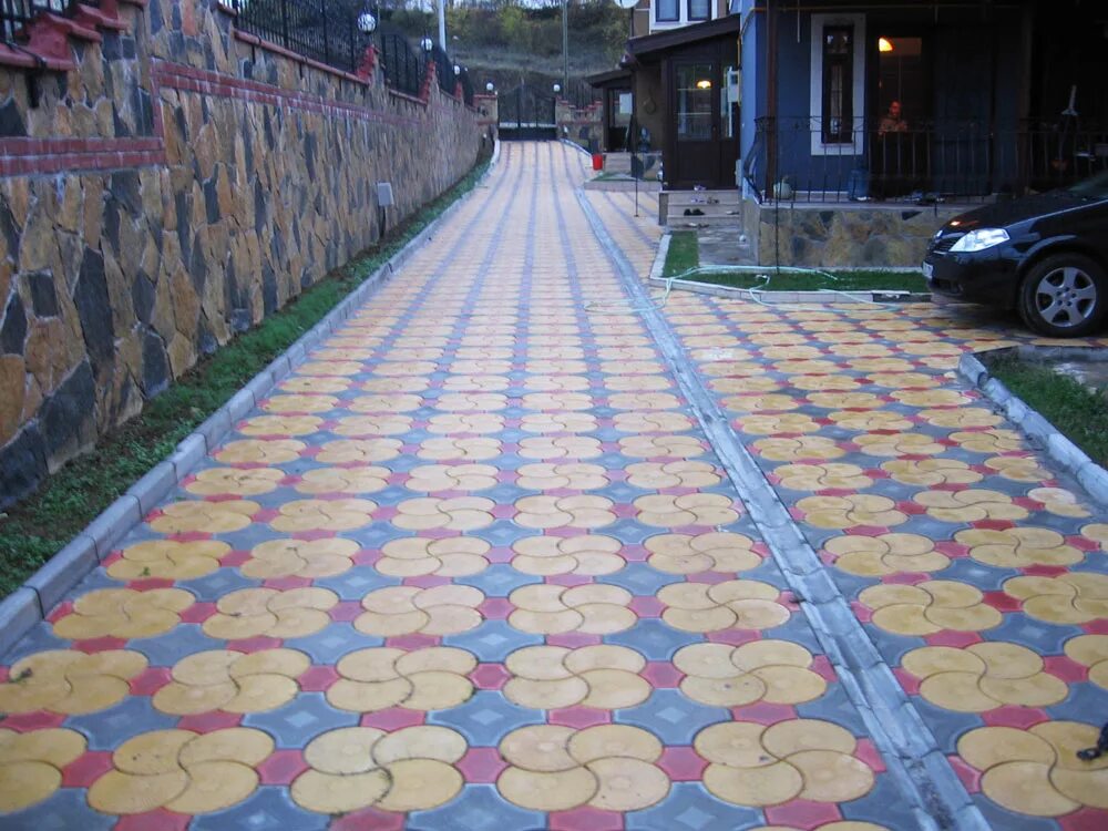 Чем покрасить тротуарную плитку на улице. Крашеная брусчатка. Краска для тротуарной плитки. Краситель для брусчатки. Пигмент для тротуарной плитки.