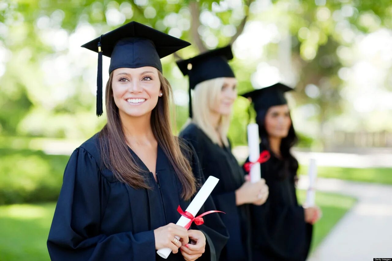 Graduate exams. Выпускники в мантиях и шапочках. Выпускники магистратуры. Образованные женщины. Женщина с высшим образованием.