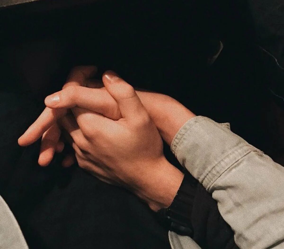 Парень держит девушку за руку. Девушка на руках у парня. Девушка на руках у парня. Держание за руки. Девушка на руках у парня.