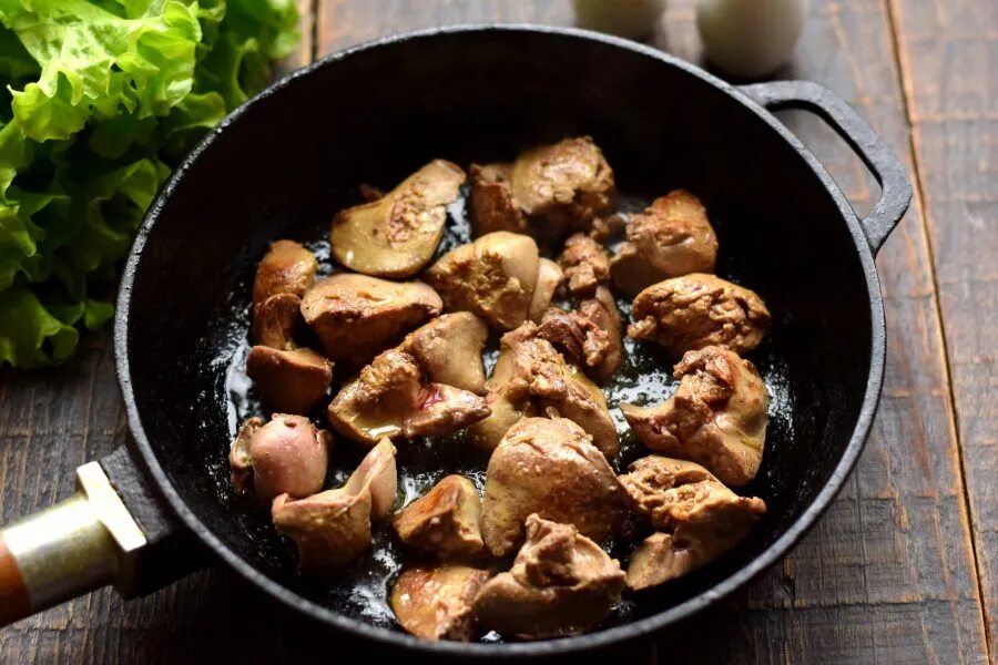 Пожарить печенку куриную на сковороде вкусно. Салат с печенью и сухариками. печень жареная с чесноком. куриная печень, обжаренная с чесноком и лимоном. наогне оджарить куриную печенку.