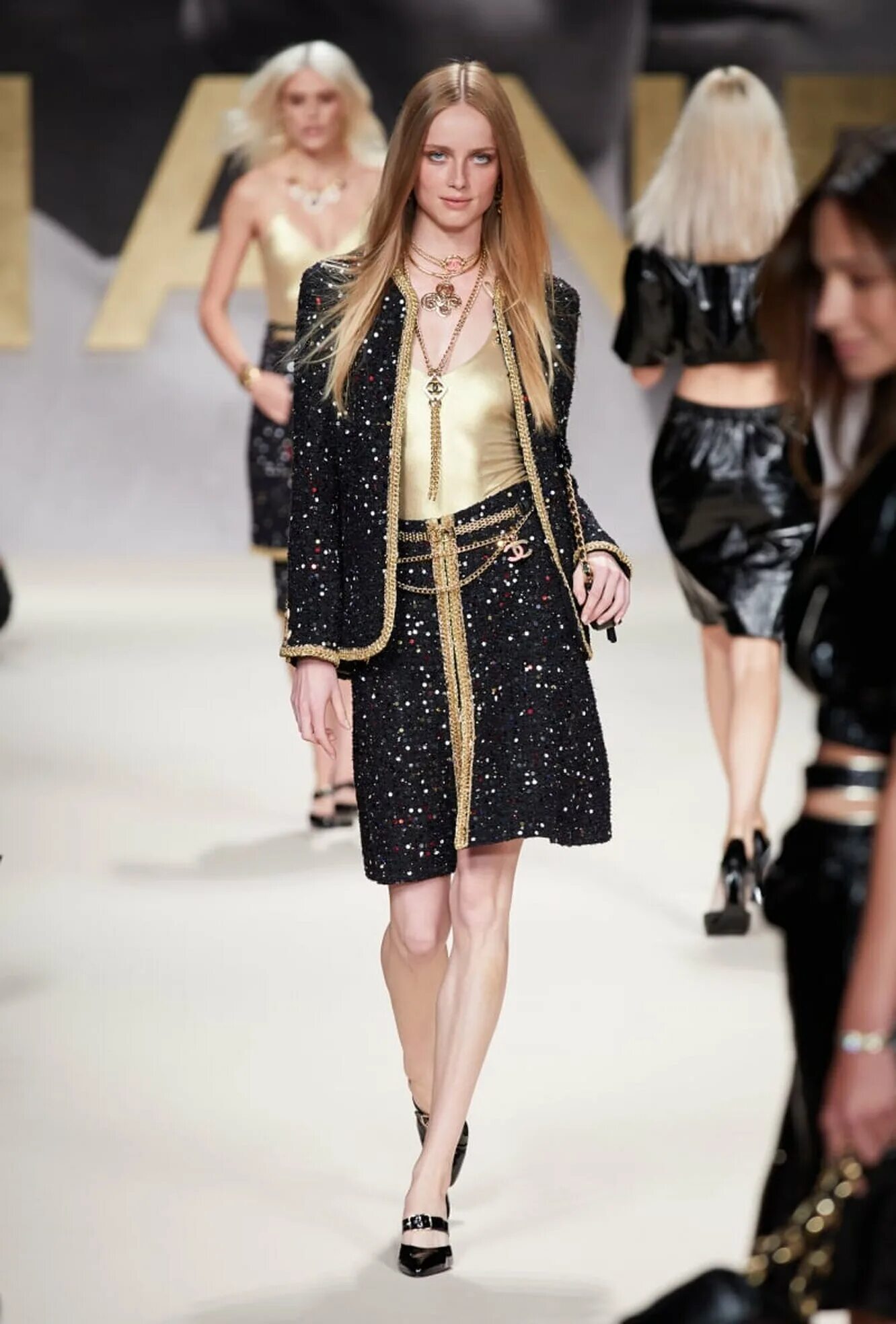 Показ дольче габбана 2022 лето. Показ версаче 2023. Коллекция шанель 2023. Показы коллекций 2023. Мода шанель 2023.