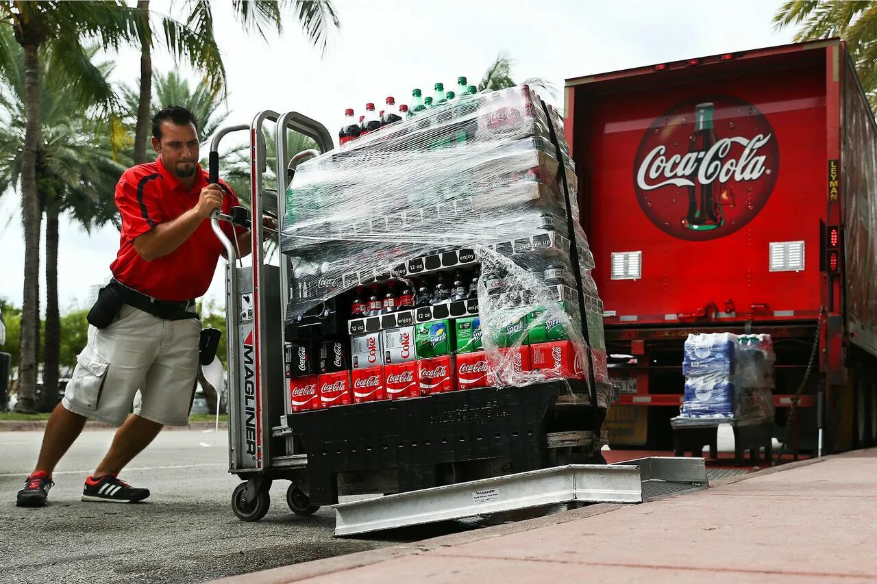 Coca cola us. Coca cola завод. сотрудники компании кока кола. тнк кока кола. компания кока кола в сша.