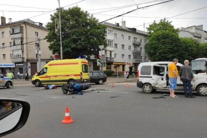 Дтп черняховского. Дтп черняховск сегодня. Ауди бульвар черняховского дтп. Дтп черняховского. Дтп черняховского.