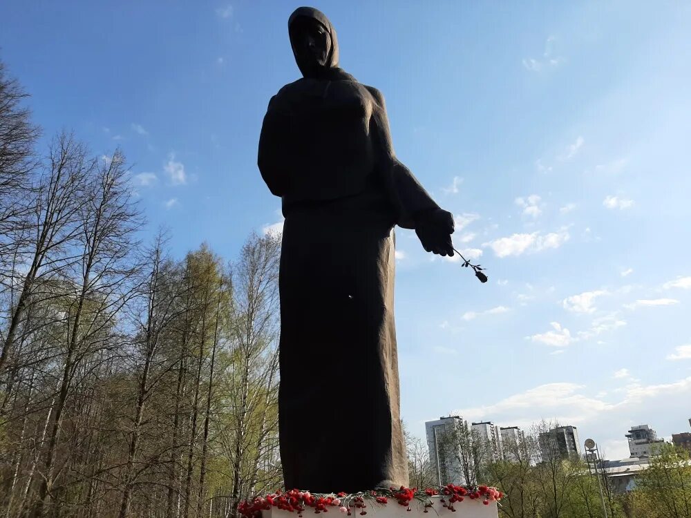 Пермь траур. Памятник Скорбящая Пермь. Памятник в Перми ветеранам войн. Памятники Перми о войне. Пермь скорбим.