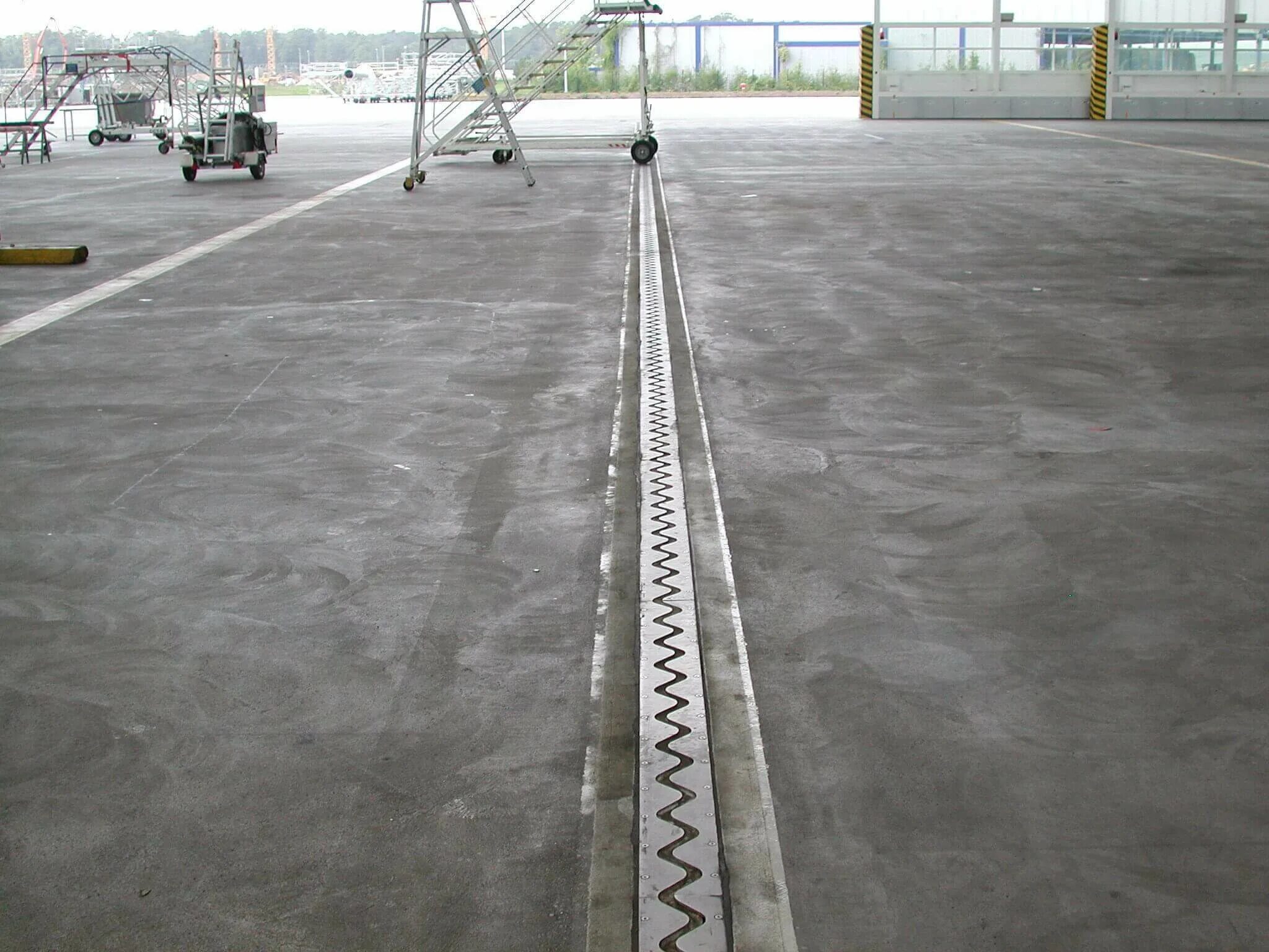 фото деформационных швов. уплотнитель для деформационных швов в бетонных полах. температурно усадочные и деформационные швы. уплотнительный профиль для деформационных швов. деформационный шов dsv.