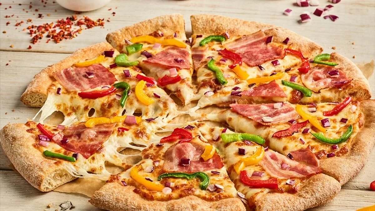 Пиццерия возле. Пицца чешская. Пицца рядом. Пицца рядом со мной. Пицца с колбасой и сыром.