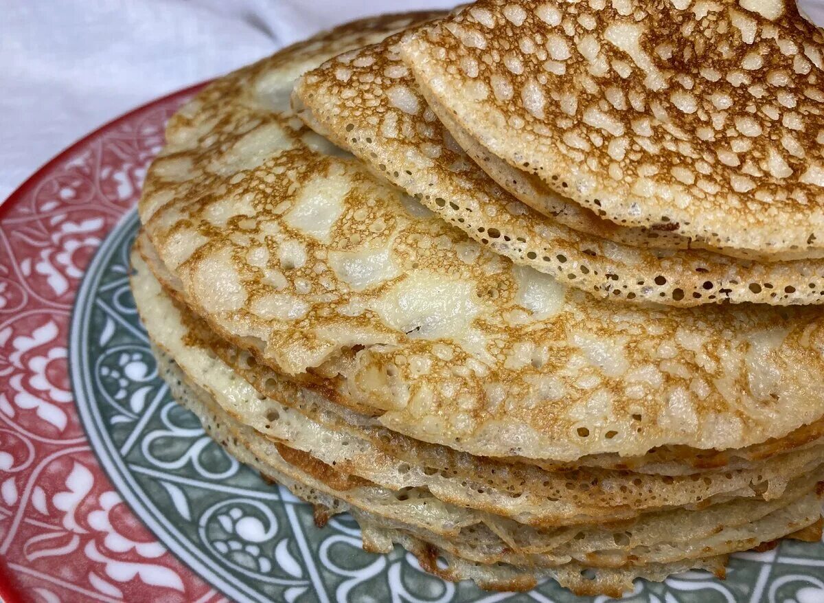 Рецепт блинчиков дрожжевых на молоке с дырочками. Мордовские пшённые блины. Дрожжевые блины. Пышные дрожжевые блины. Русские блины дрожжевые.