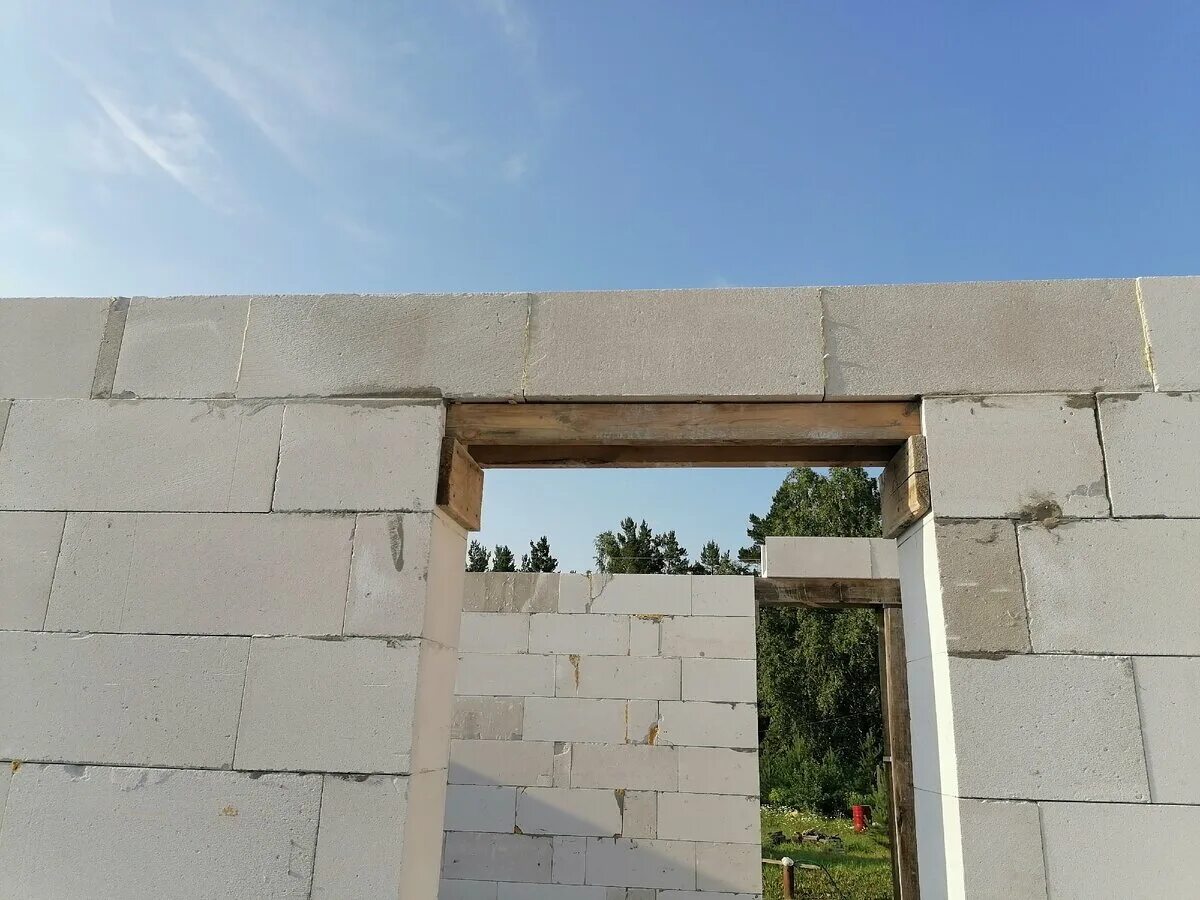 Перемычка для пгп 80 швеллер. Проем в стене из газобетона. Перегородки газобетон 100 мм. Стена из блоков с дверным проемом. Перемычки для кирпичных перегородок 120 мм.