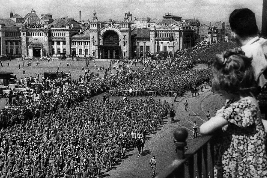 Операция вальс. 17 Июля 1944 парад военнопленных в Москве. "Большой вальс" - парад пленных немцев в Москве. Парад пленных немцев в Москве 1944. Пленные немцы в Москве 1944.