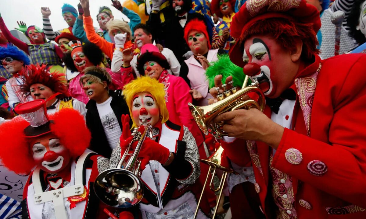 Марш клоунов. Фестиваль клоунов. Клоун на улице. Фестиваль смеха в Канаде. Клоуны разных стран.