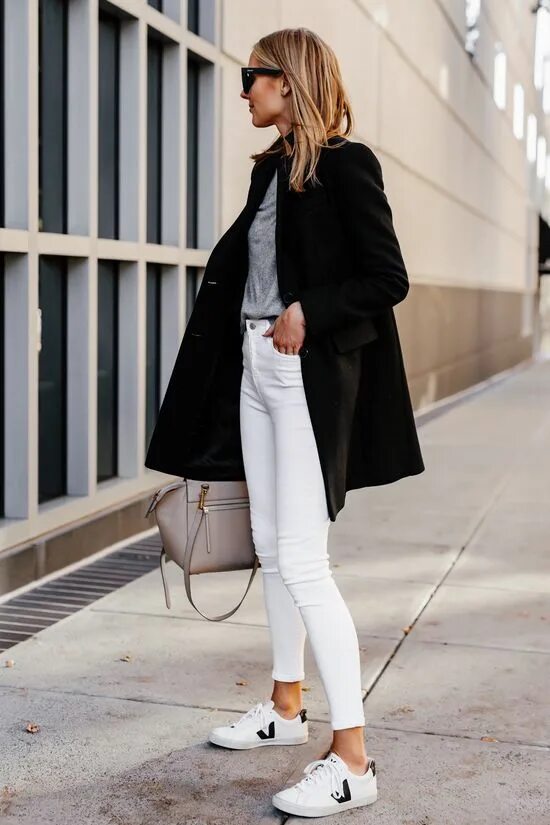 Черное пальто и белые брюки. Белые джинсы уличный стиль. Белые джинсы Street Style. Лук с белыми джинсами женский. Образы с белыми кроссовками для женщин.