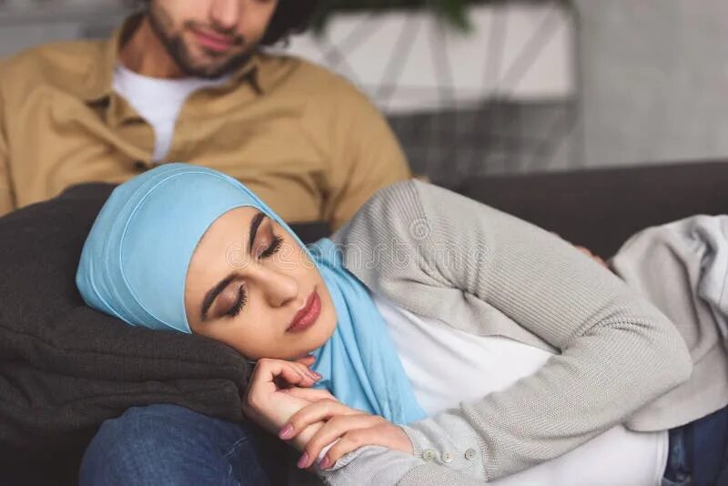 Дом в исламе сон. Мусульманка с мужем. Мусульманки в постели. Хиджаб для сна. Больная мусульманка.