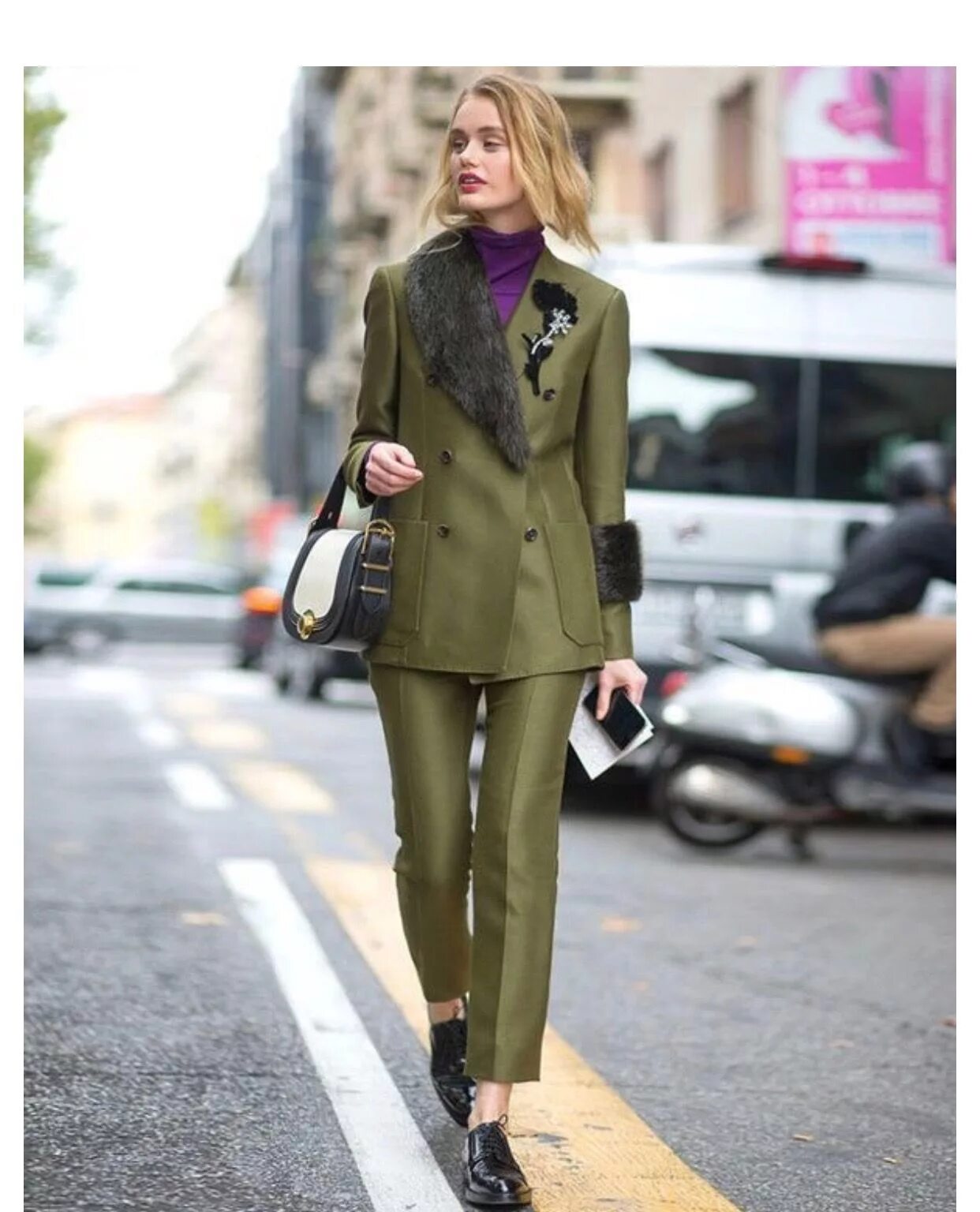 Модные хаки. Сочетание с хаки в одежде. Образ в стиле милитари женские. Образы с оливковым цветом. Брючный костюм болотного цвета.