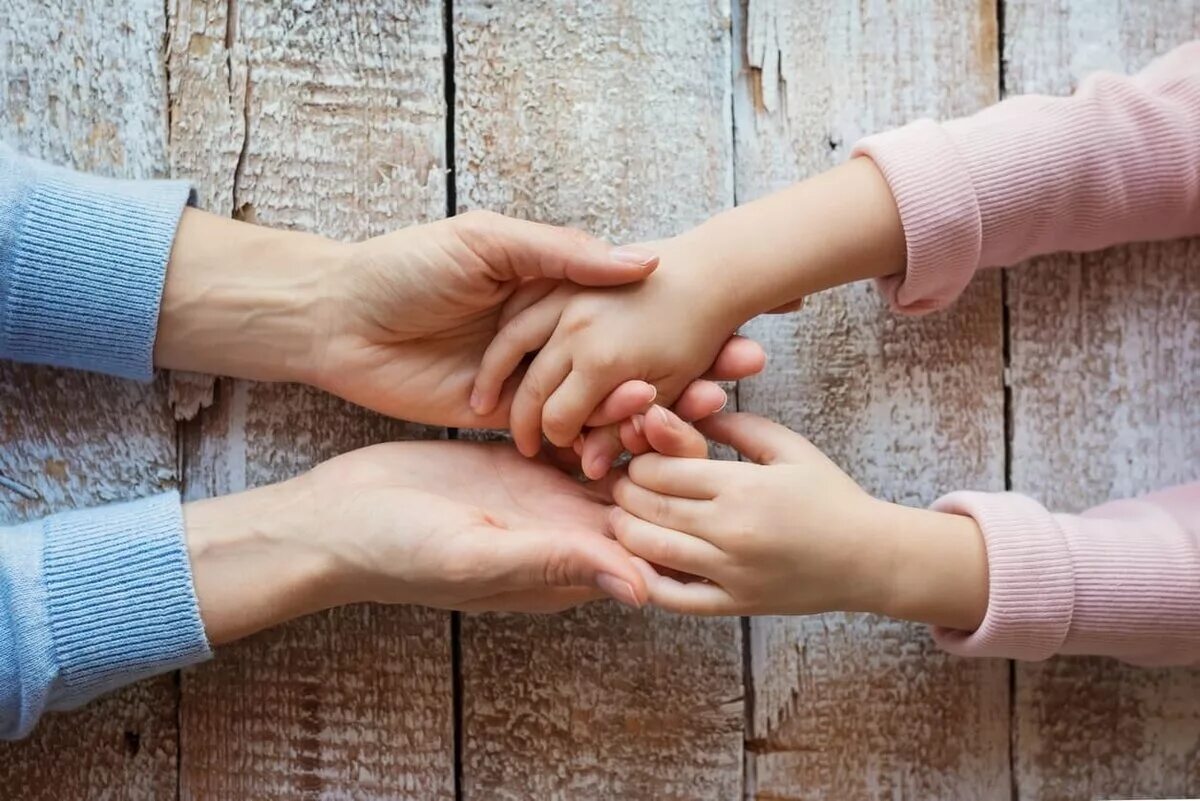 Привязанность ребенка. Руки родителей. Мама держит ребенка за руку. Руки детские и взрослые.