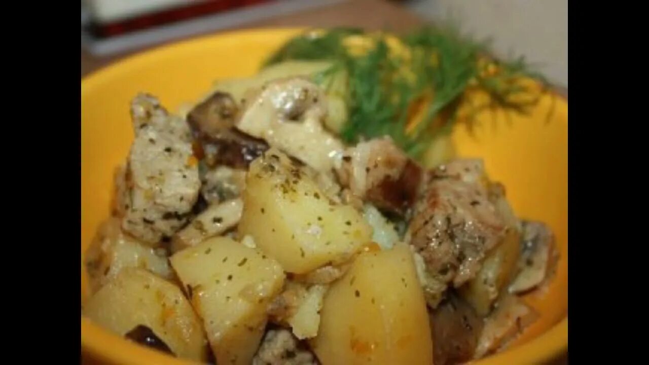 Тушеная картошка с мясом в мультиварке свинины. Тушеная молодая картошка с мясом. картошка с мясом и грибами. тушёная картошка с курицей. свинина с картошкой в мультиварке.