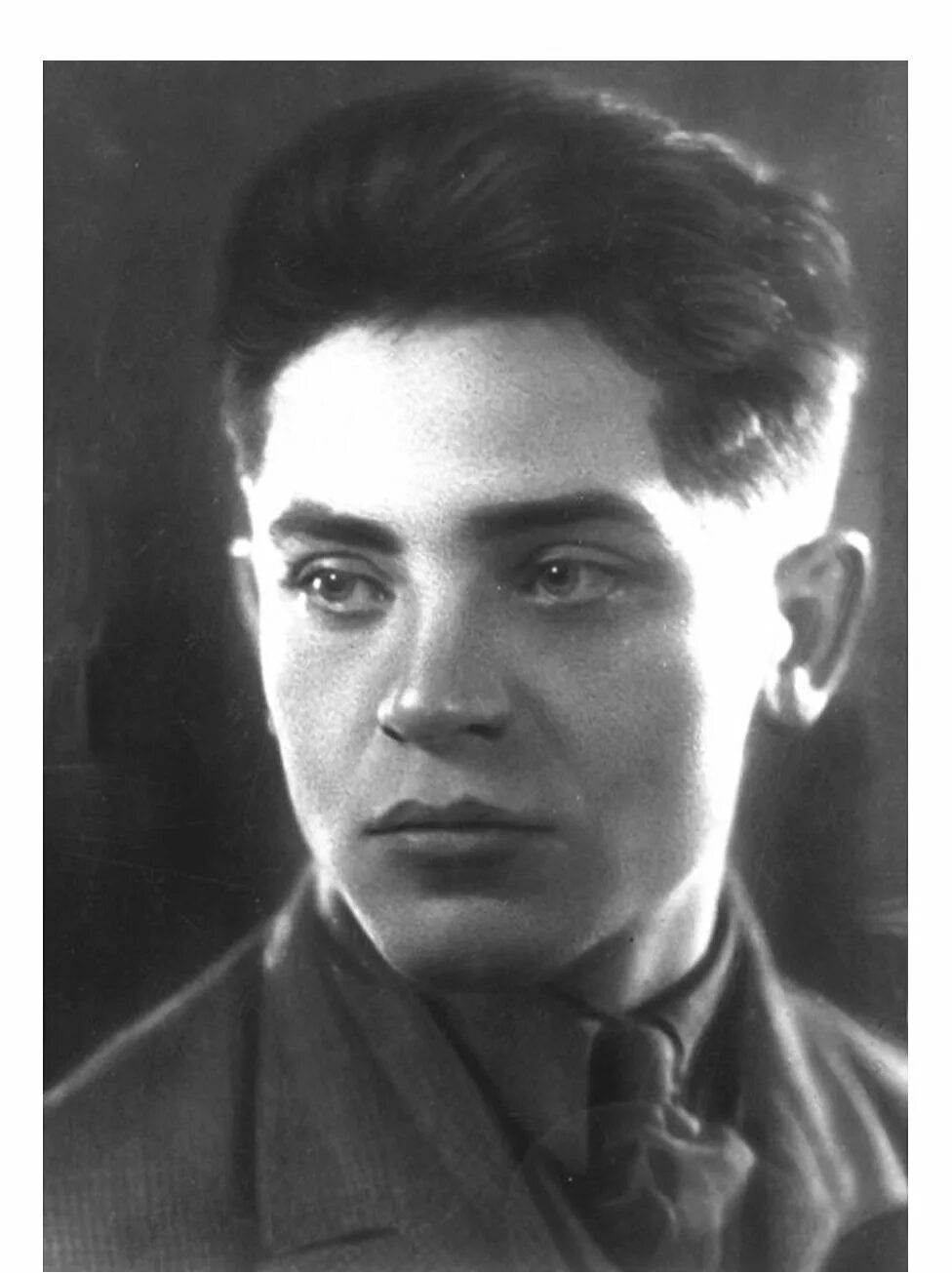 Памятник решетову березники. Решетов памятник березники. Памятник а. Памятник решетову березники. Стихотворение решетова.