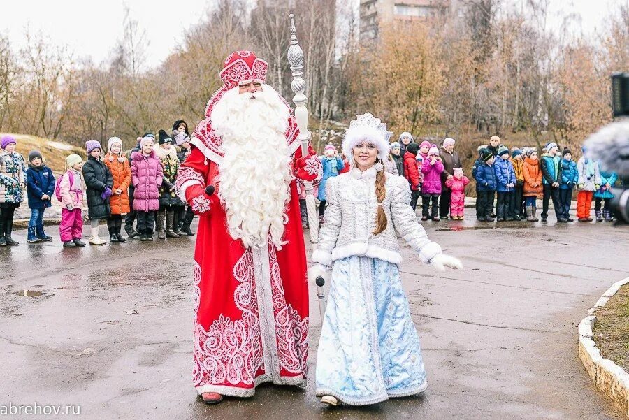 Дед мороз встречается с гостями которые приехали. Кострома Снегурочка резиденция. Кострома Родина Снегурочки. Резиденция Деда Мороза в Костроме.