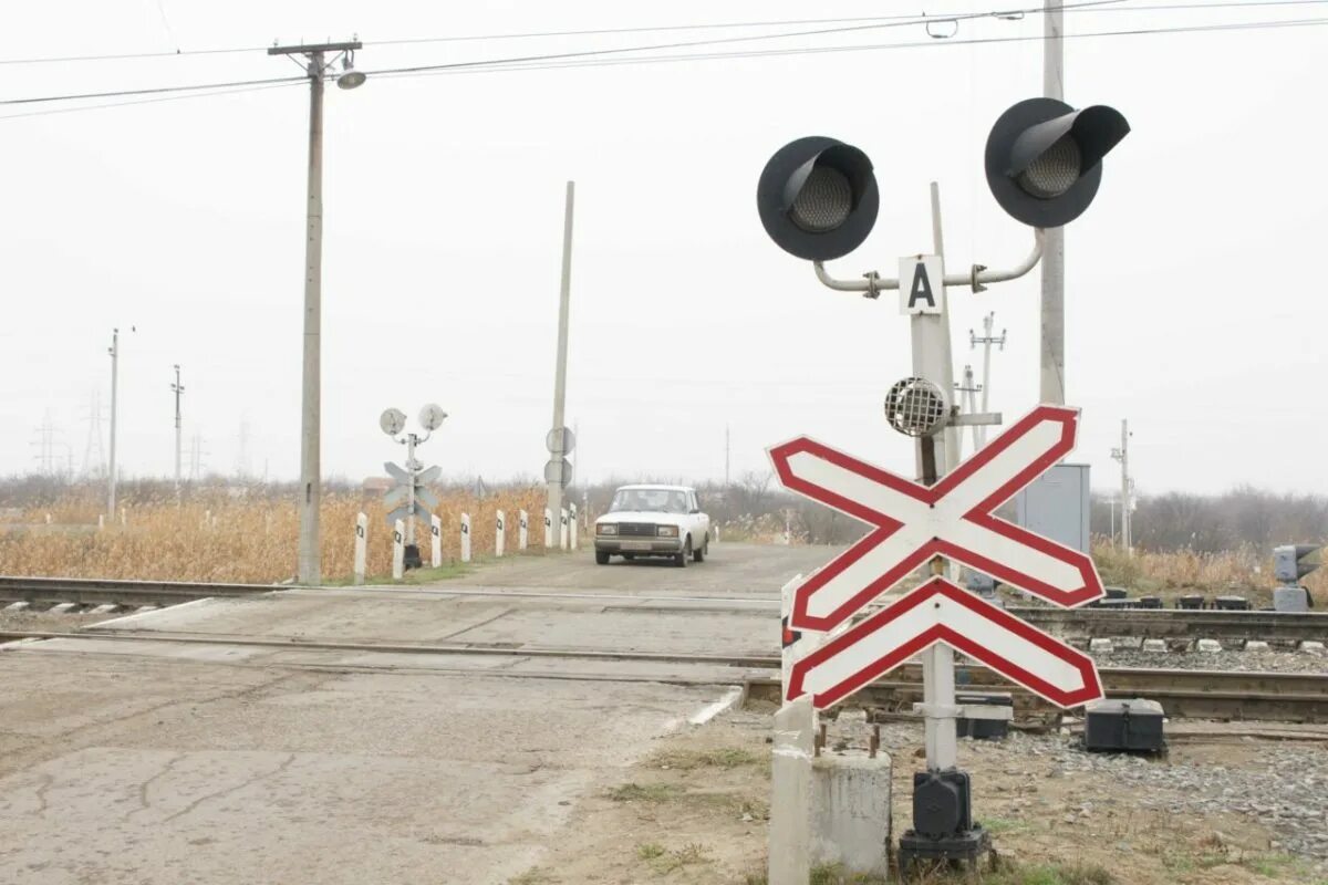 Жд переезды общего пользования. Железнодорожный переезд. ЖД переезд. ЖД светофор. Регулируемый ЖД переезд.