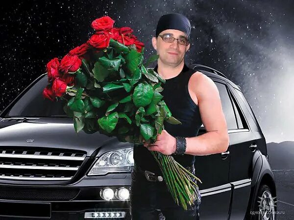 Поздравляю мужчине. Мужчины знаменитости с букетом цветов. Машинка дарит цветы. Мужчины с цветами прикольные.