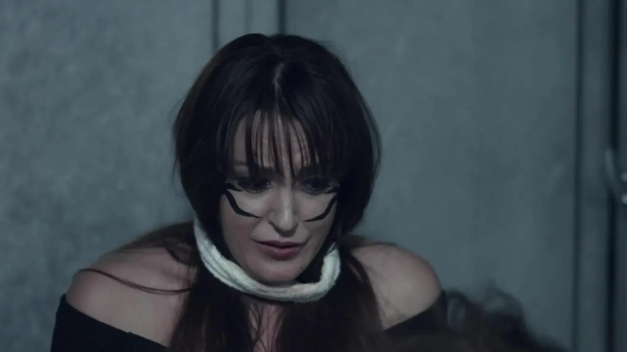 Отель психопатов фильм 2021. Отель психопатов 2020. Отель психопатов фильм 2021. Отель психопатов фильм 2021. Название фильма девушка думала убежит от деда психопата.