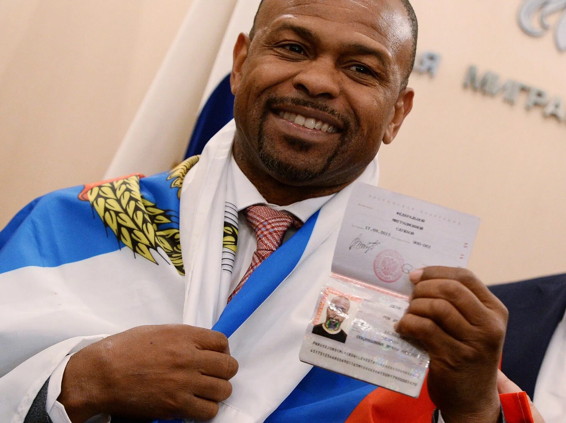 Roy jones can be. Рой Джонс. Рой Джонс младший. Боксер Рой Джонс младший. Рой Джонс младший гражданство России.
