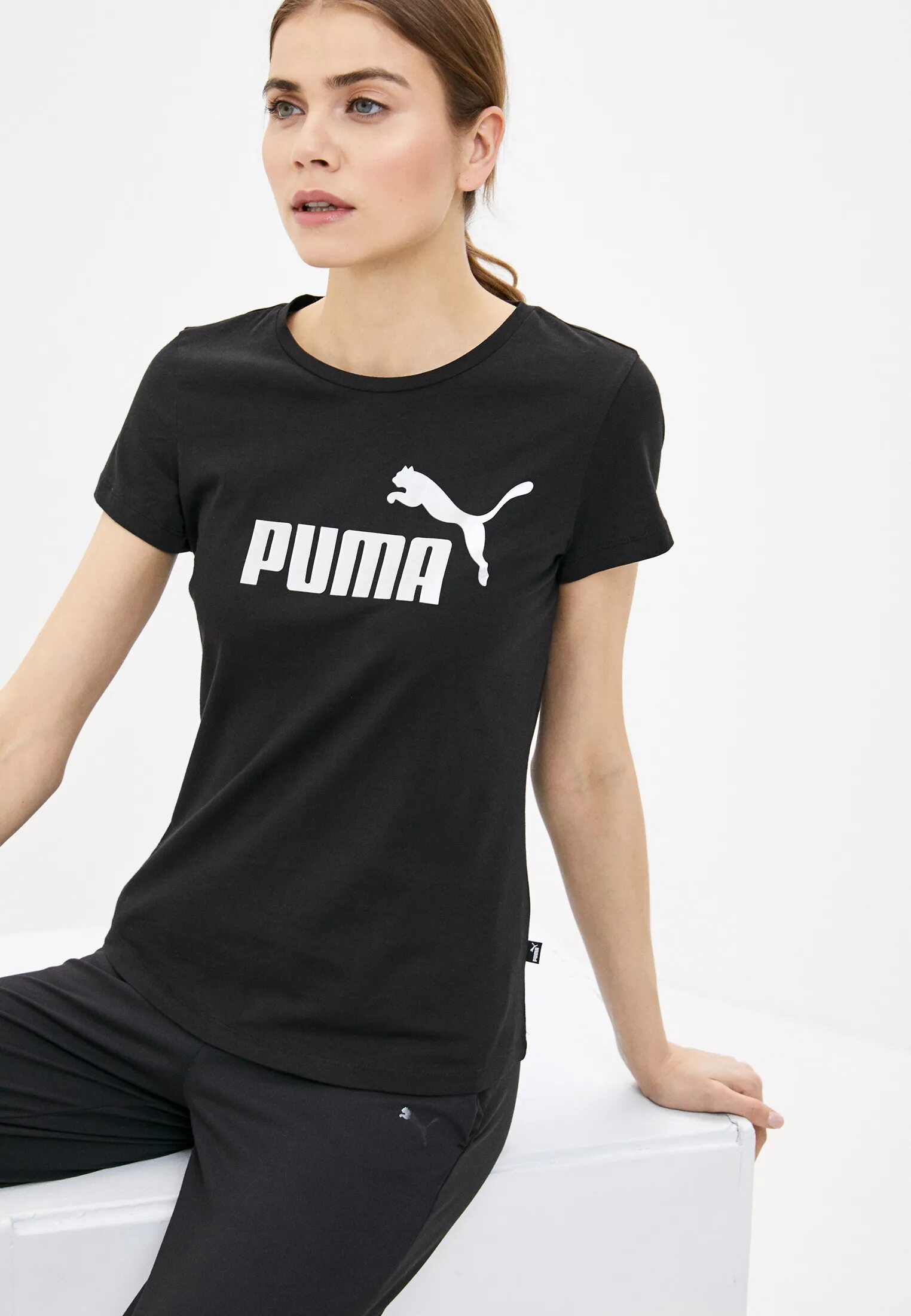 Спортивный магазин проводит акцию любая футболка стоит. Футболка женская Puma ESS Cropped logo. Пума бренд женские футболки. Футболка Puma женская черная. Чернаяфутболкапунеженская.