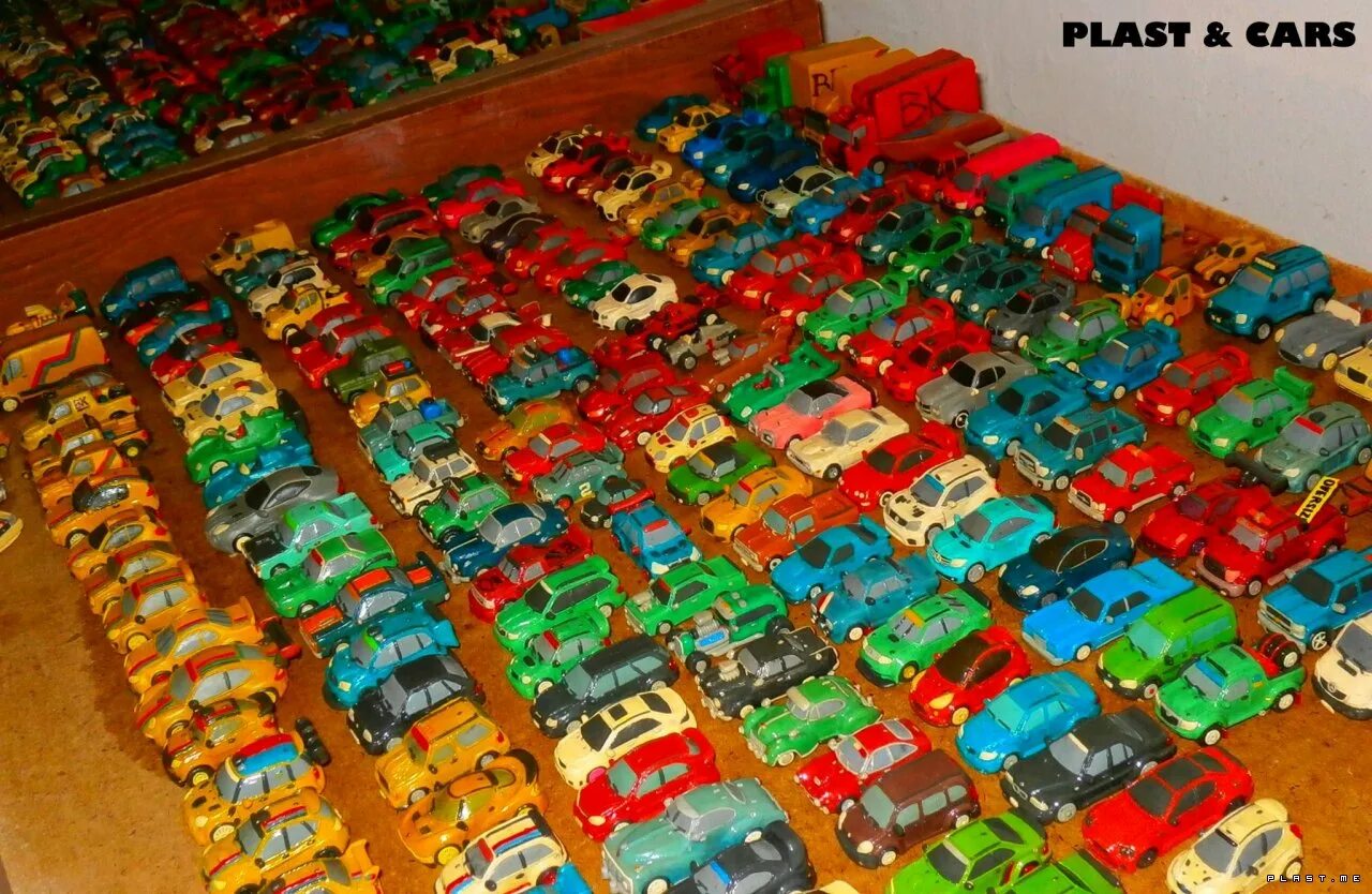 много игрушечных машинок. много игрушечных машинок. сделай машинки много. сделай машинки много. много игрушек для мальчиков.