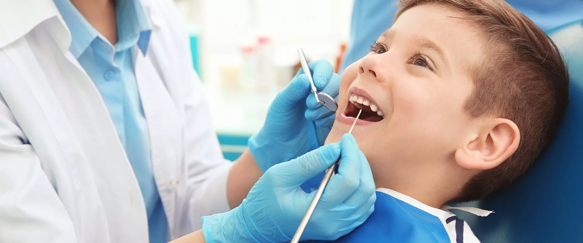 Врач лечащий кариес. Ребенок у стоматолога. Стоматология дети. Детские зубы у стоматолога.